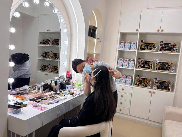 00後開共享化妝室：月租1千化妝品自備