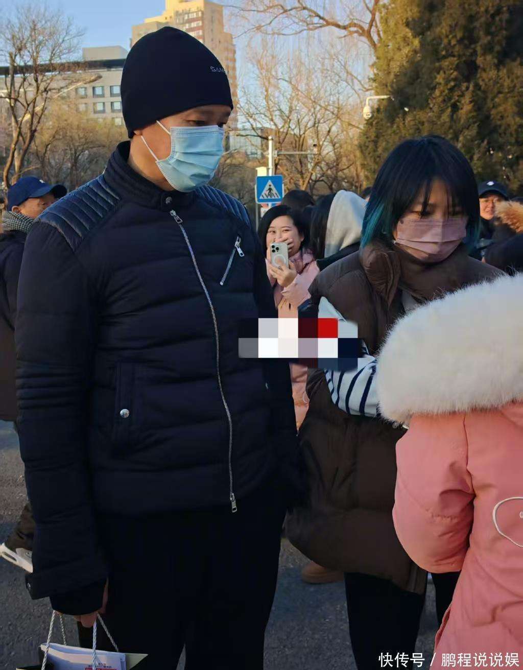 原創蔡明現身央視春晚彩排，辛柏青背雙肩包戴眼鏡，沙溢不遮掩最從容