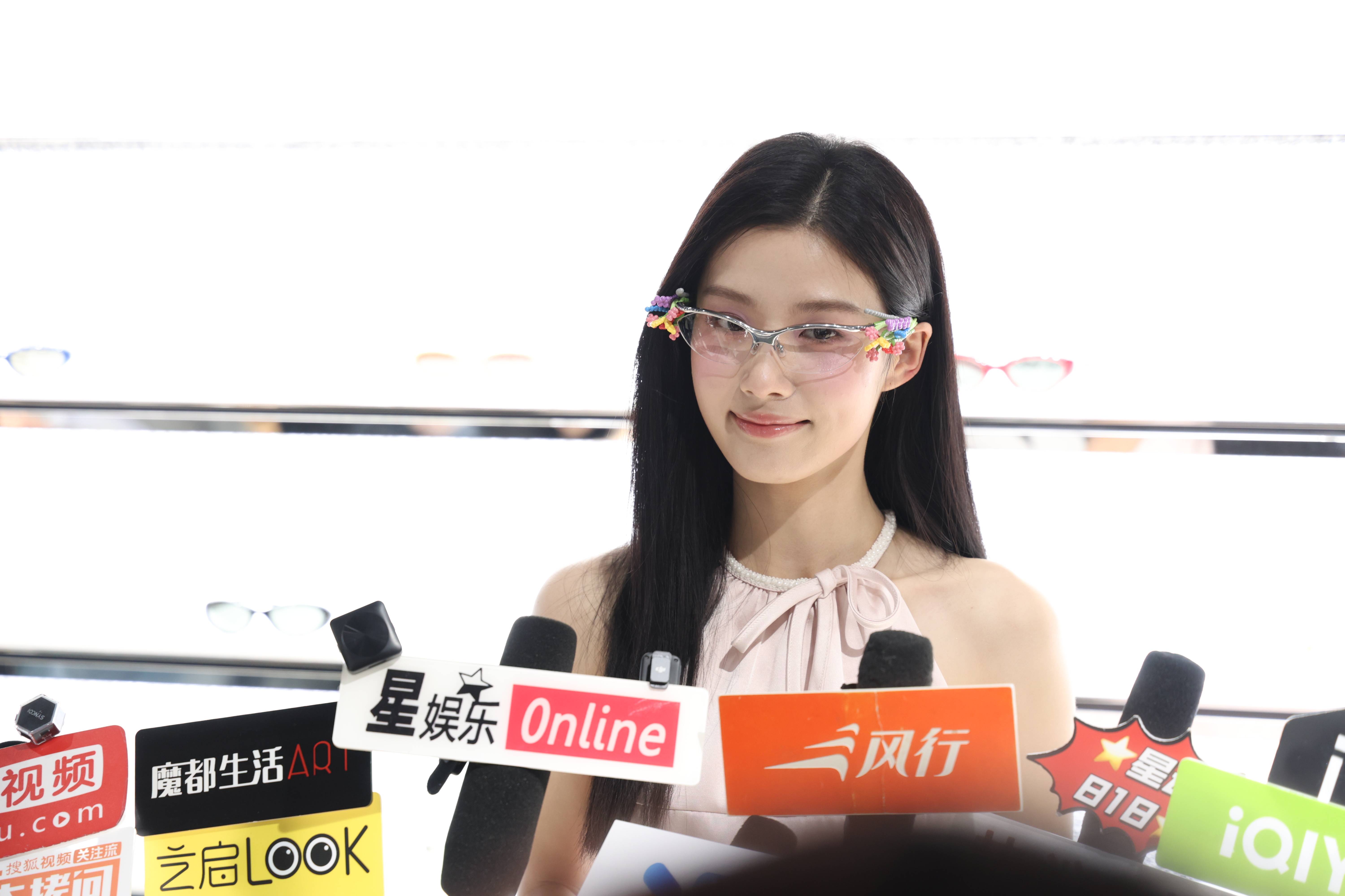 盧昱曉粉裙眼鏡造型清新甜美 期待今年多拍好戲