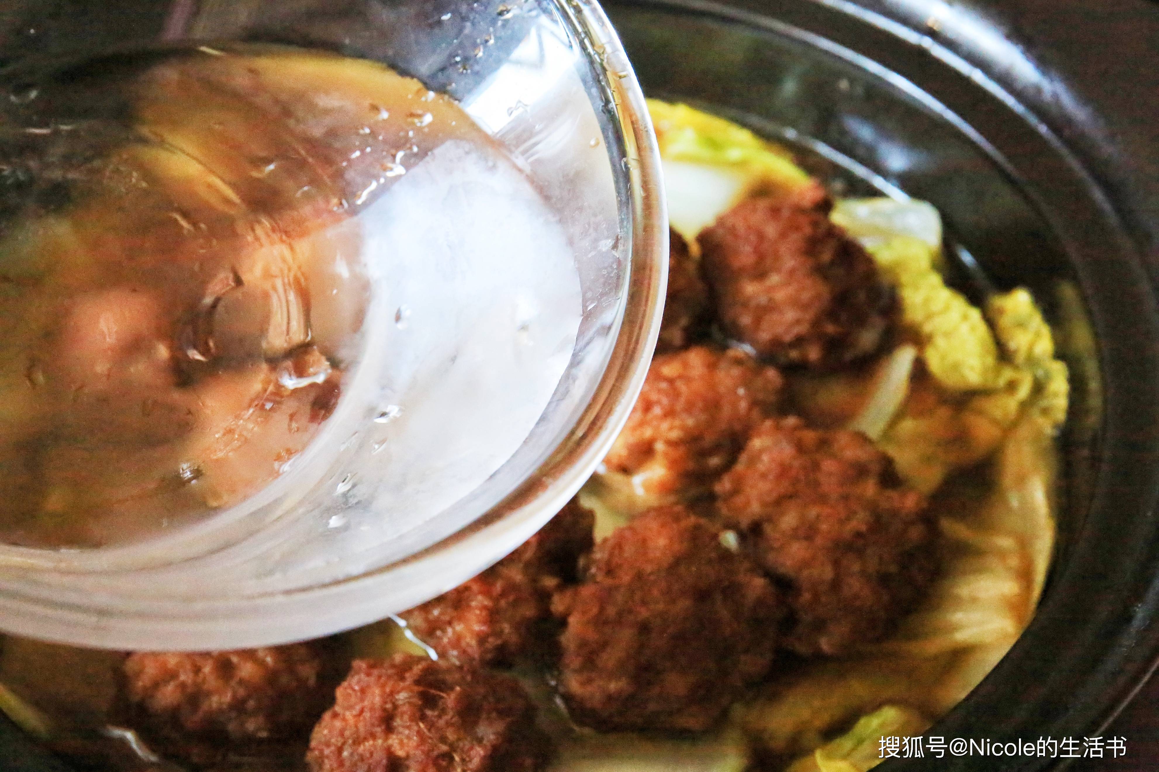 原創帶來無限暖意的秋冬美食：砂鍋白菜丸子煲