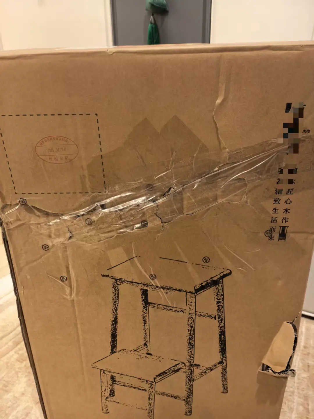 小心！你的快遞可能“藏金夾銀”！湖北男子拆快遞，椅子裡竟“長”出40萬銀板