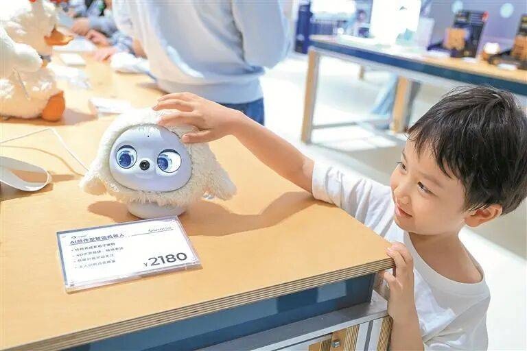 無人機、智慧狗、AI眼鏡……深圳硬核“科技年貨”，正飛往全國31個省份