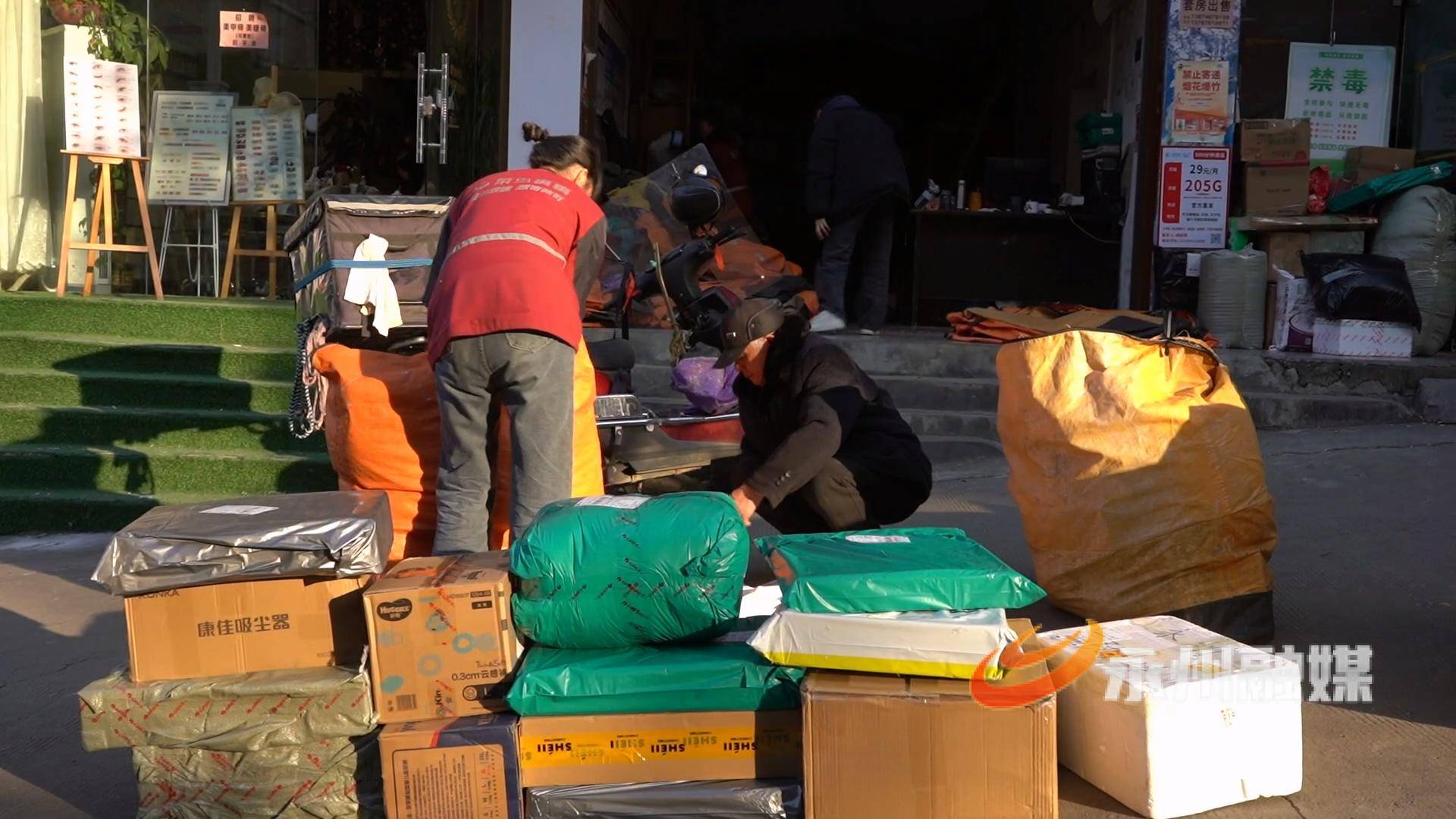 【新春走基層】藍山：春節快遞“不打烊” “小哥”在崗送貨忙