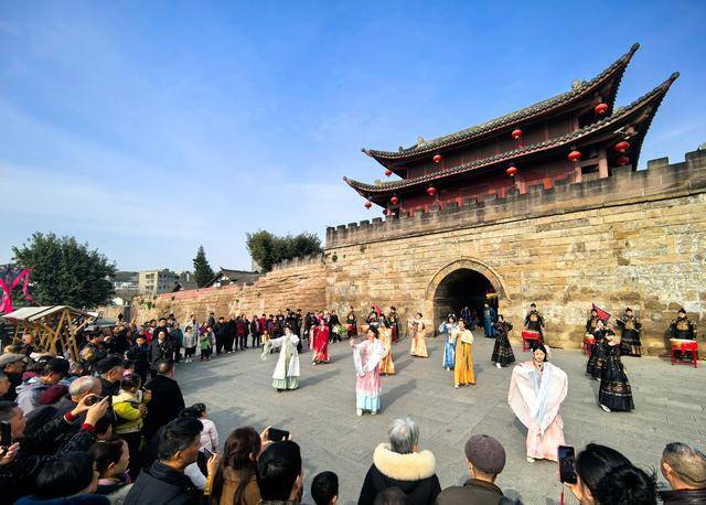 春節假期首日，四川873家A級旅遊景區接待遊客465萬餘人次