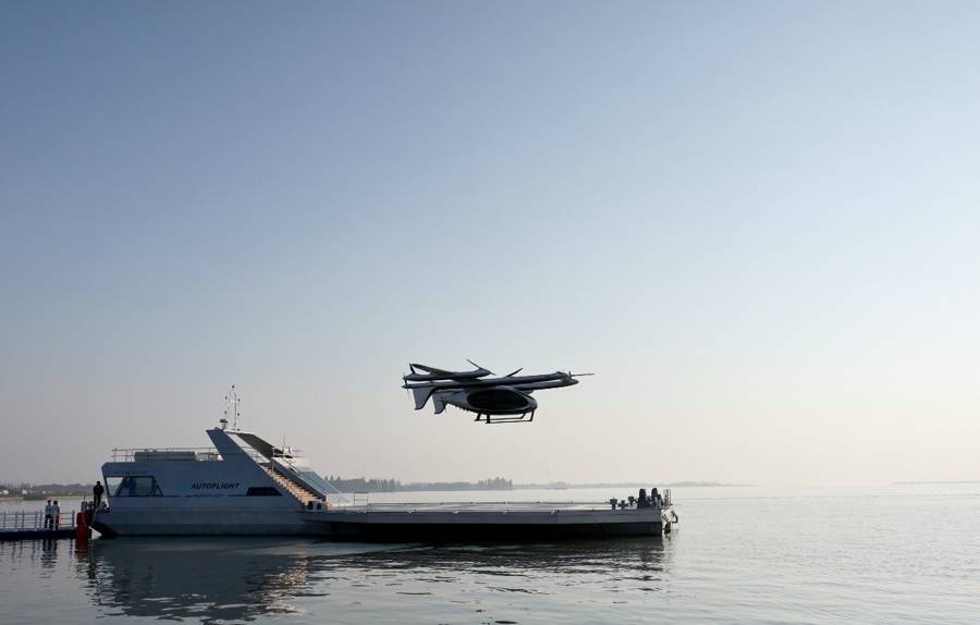 全球首个eVTOL水上机场亮相春晚，成为迪丽热巴舞蹈表演的“专属舞台”